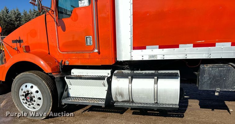 image for item DO3173 1999 Kenworth  T800 box truck