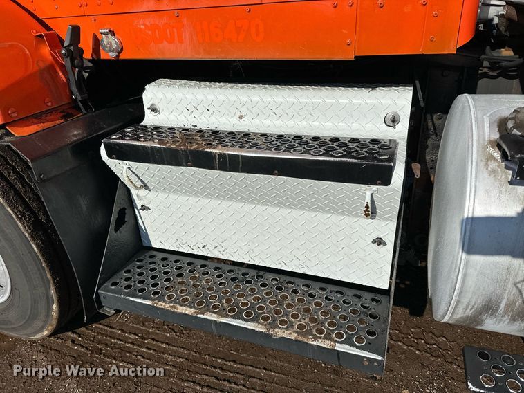 image for item DO3173 1999 Kenworth  T800 box truck