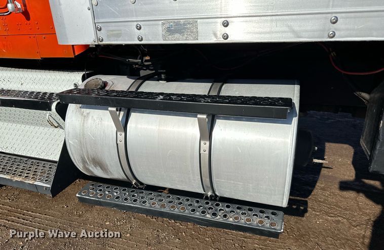 image for item DO3173 1999 Kenworth  T800 box truck