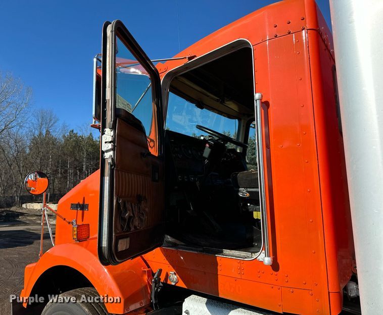 image for item DO3173 1999 Kenworth  T800 box truck