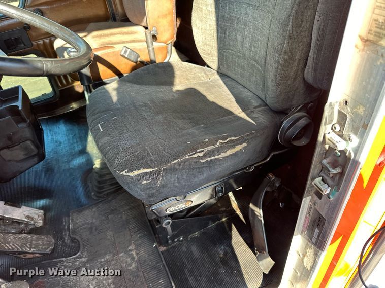 image for item DO3173 1999 Kenworth  T800 box truck