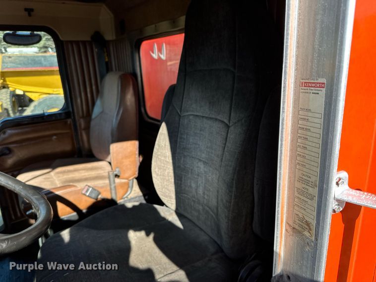 image for item DO3173 1999 Kenworth  T800 box truck