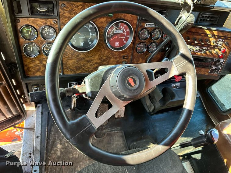 image for item DO3173 1999 Kenworth  T800 box truck