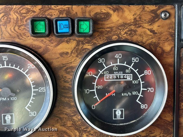 image for item DO3173 1999 Kenworth  T800 box truck