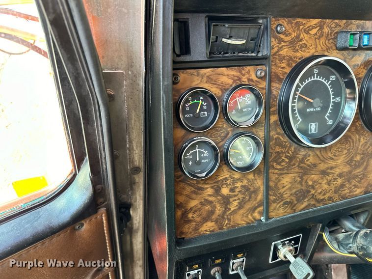 image for item DO3173 1999 Kenworth  T800 box truck