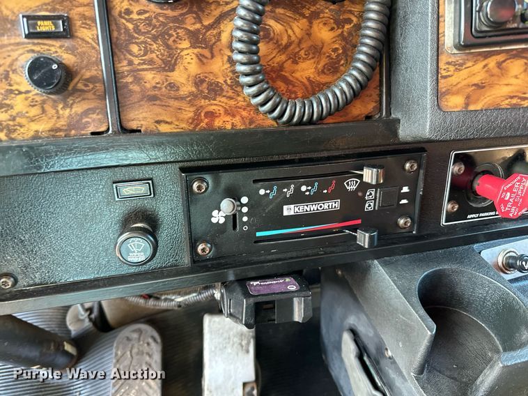 image for item DO3173 1999 Kenworth  T800 box truck