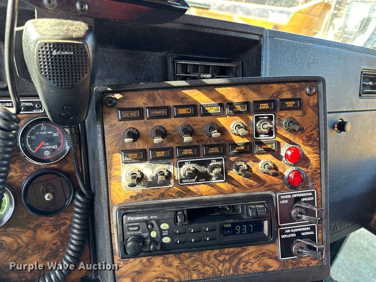 image for item DO3173 1999 Kenworth  T800 box truck