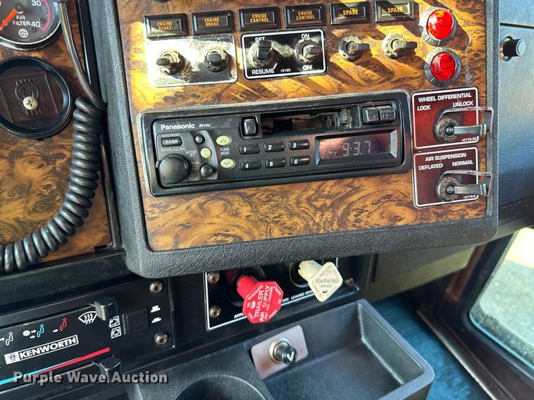 image for item DO3173 1999 Kenworth  T800 box truck