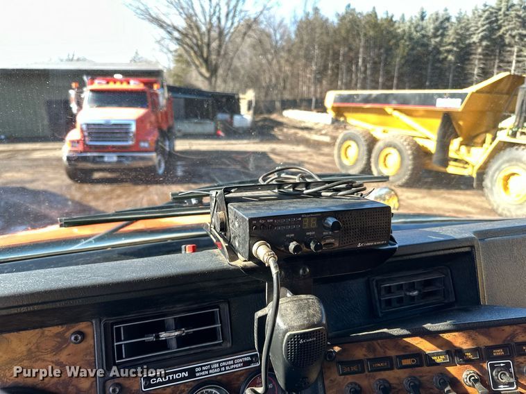 image for item DO3173 1999 Kenworth  T800 box truck