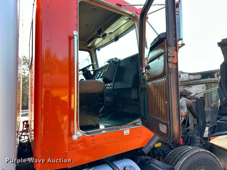 image for item DO3173 1999 Kenworth  T800 box truck