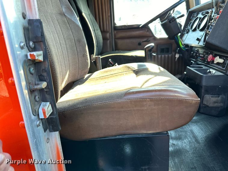 image for item DO3173 1999 Kenworth  T800 box truck