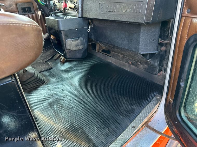 image for item DO3173 1999 Kenworth  T800 box truck