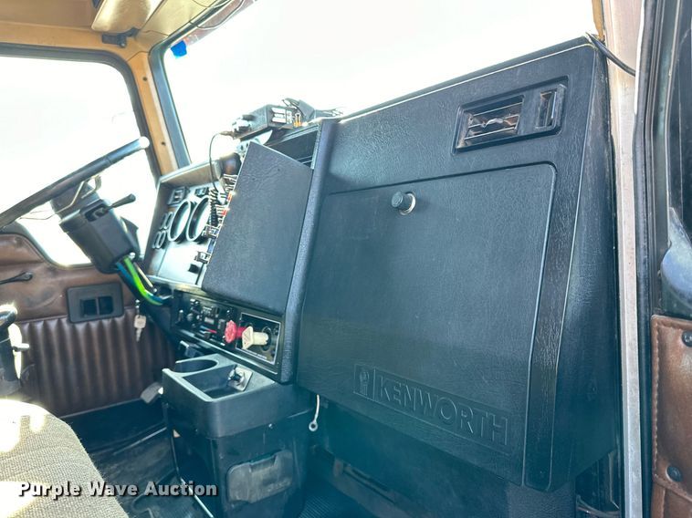 image for item DO3173 1999 Kenworth  T800 box truck