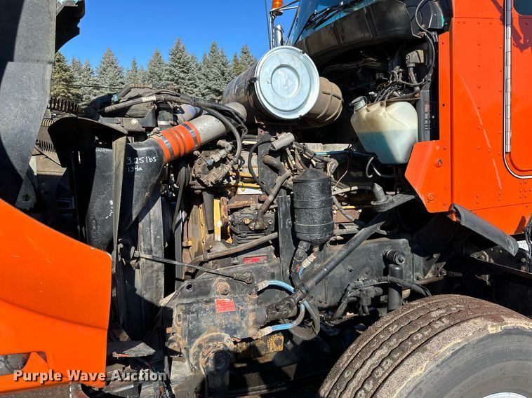 image for item DO3173 1999 Kenworth  T800 box truck