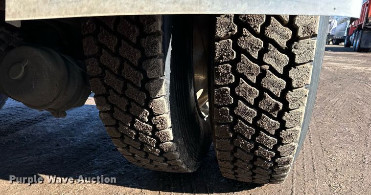 image for item DO3173 1999 Kenworth  T800 box truck