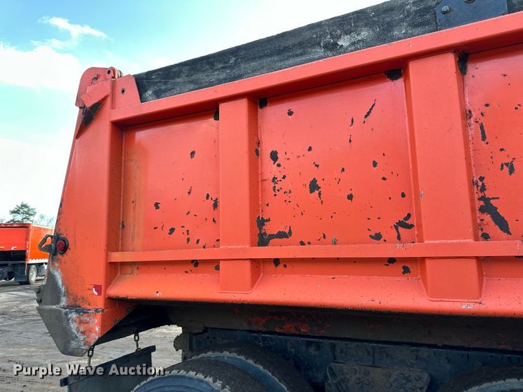 image for item DO3174 2005 Sterling LT9500 dump truck
