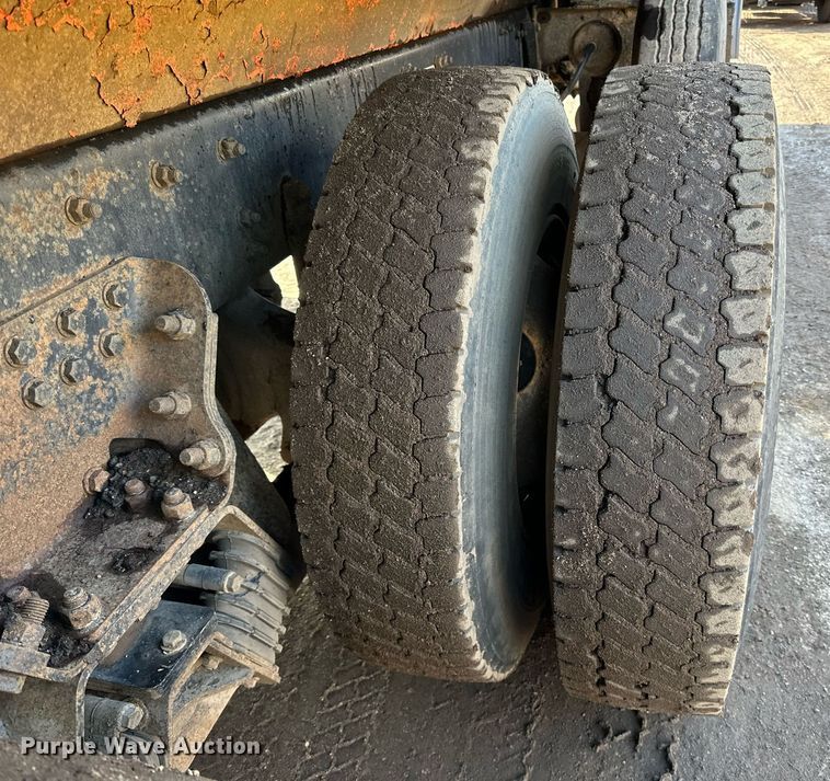 image for item DO3174 2005 Sterling LT9500 dump truck