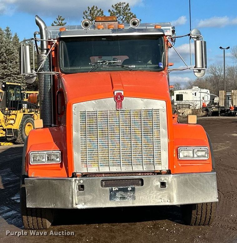 image for item DO3175 2002 Kenworth  T800 dump truck