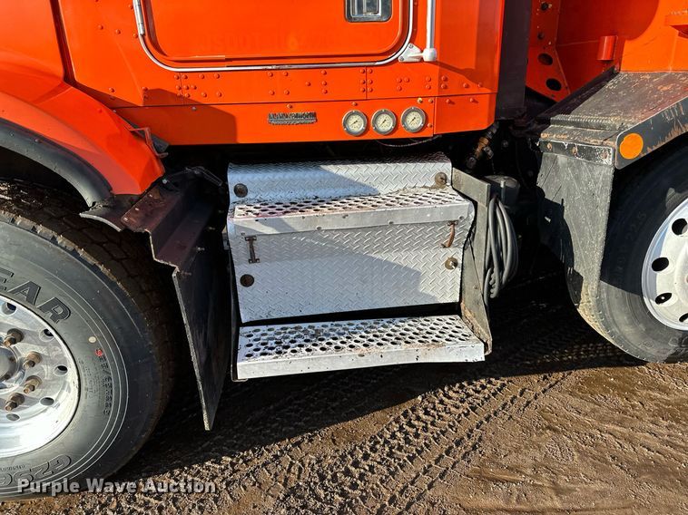 image for item DO3175 2002 Kenworth  T800 dump truck