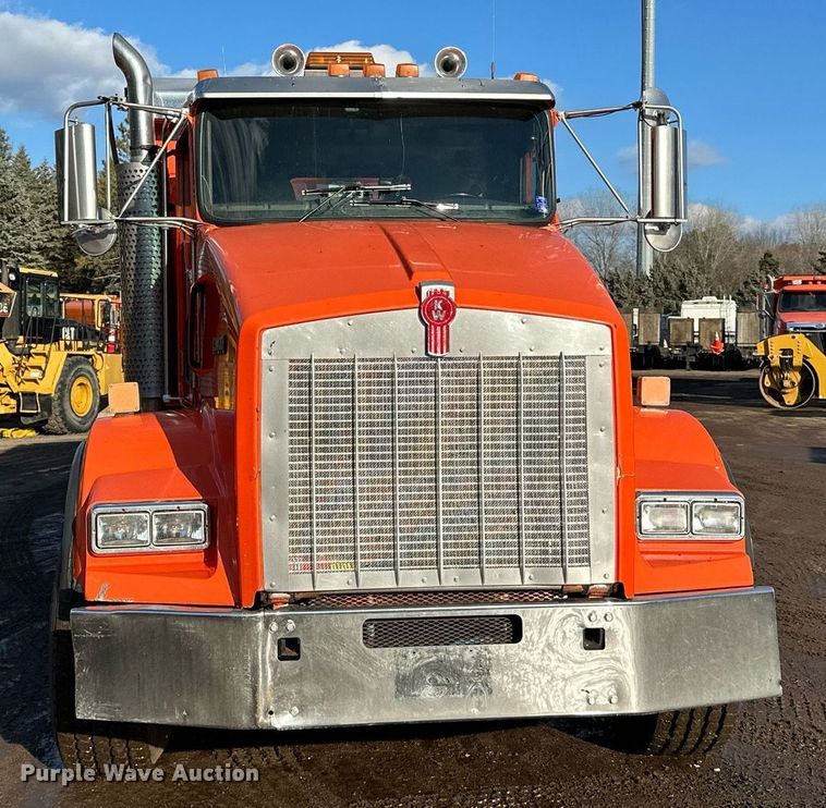 image for item DO3175 2002 Kenworth  T800 dump truck