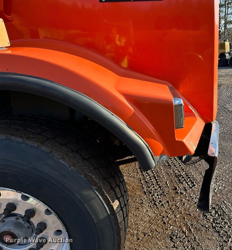 image for item DO3175 2002 Kenworth  T800 dump truck