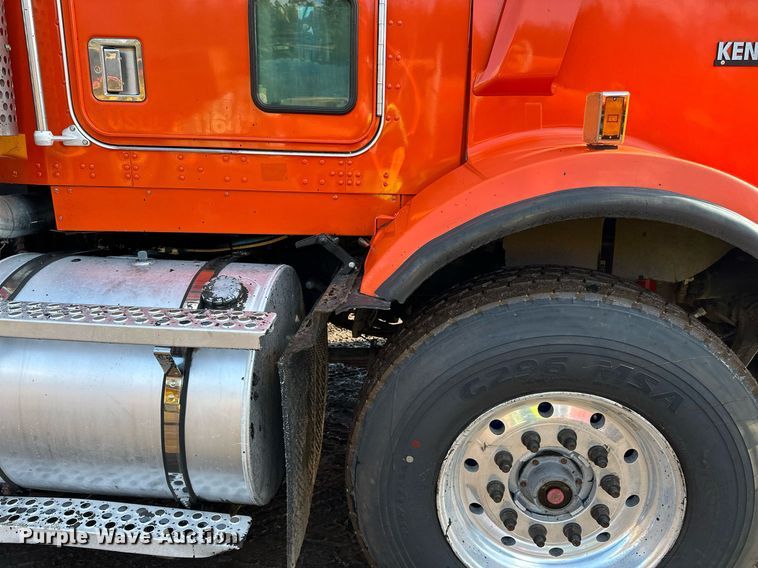 image for item DO3175 2002 Kenworth  T800 dump truck