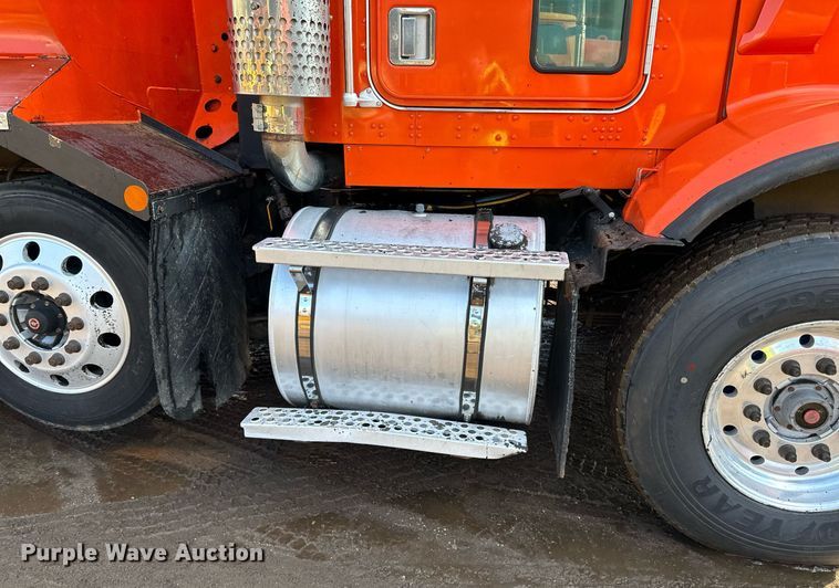 image for item DO3175 2002 Kenworth  T800 dump truck