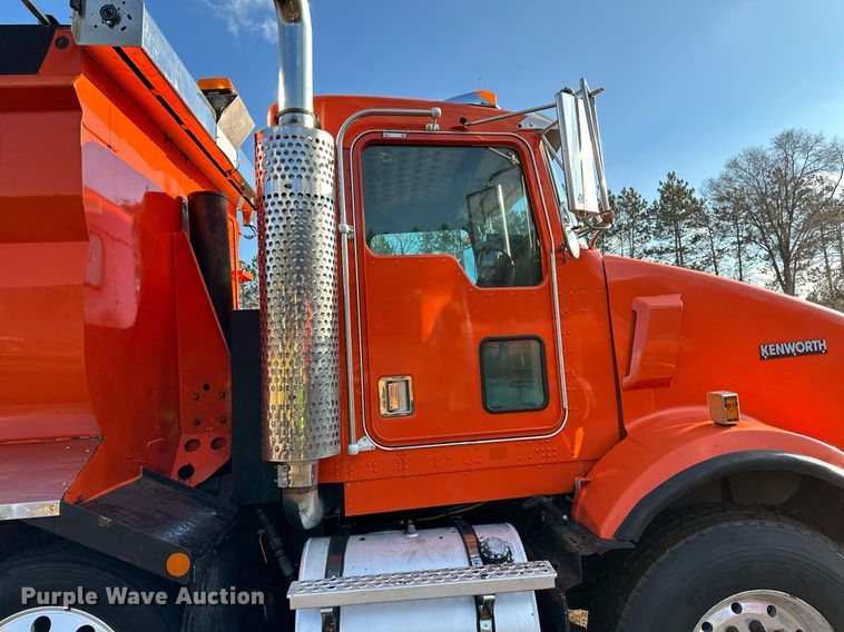 image for item DO3175 2002 Kenworth  T800 dump truck