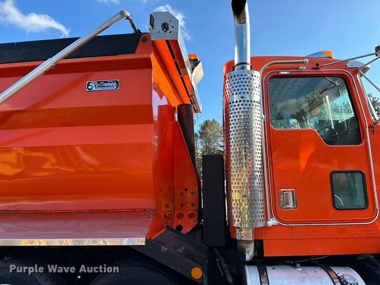 image for item DO3175 2002 Kenworth  T800 dump truck