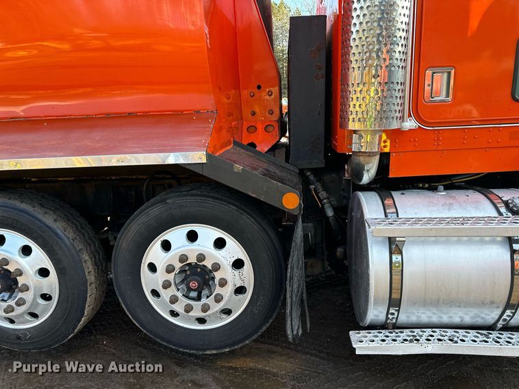 image for item DO3175 2002 Kenworth  T800 dump truck