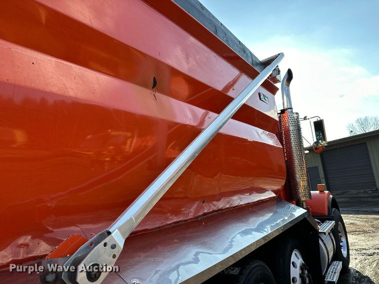 image for item DO3175 2002 Kenworth  T800 dump truck