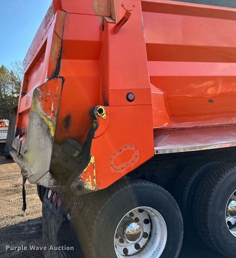 image for item DO3175 2002 Kenworth  T800 dump truck