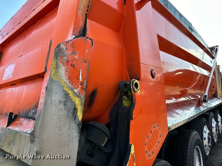 image for item DO3175 2002 Kenworth  T800 dump truck