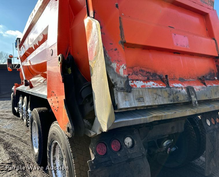 image for item DO3175 2002 Kenworth  T800 dump truck