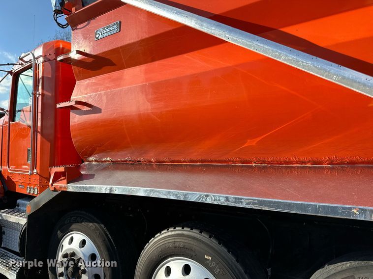 image for item DO3175 2002 Kenworth  T800 dump truck