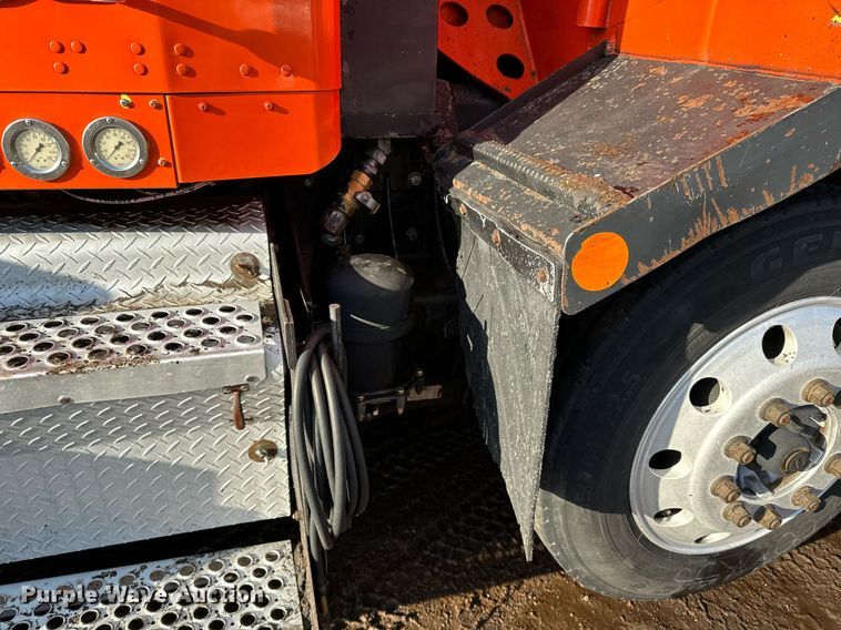 image for item DO3175 2002 Kenworth  T800 dump truck