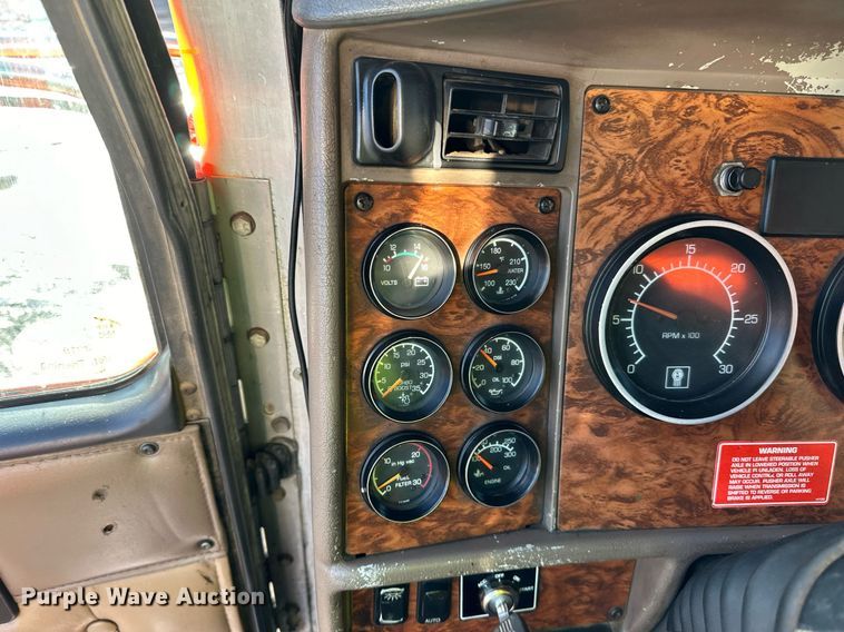 image for item DO3175 2002 Kenworth  T800 dump truck