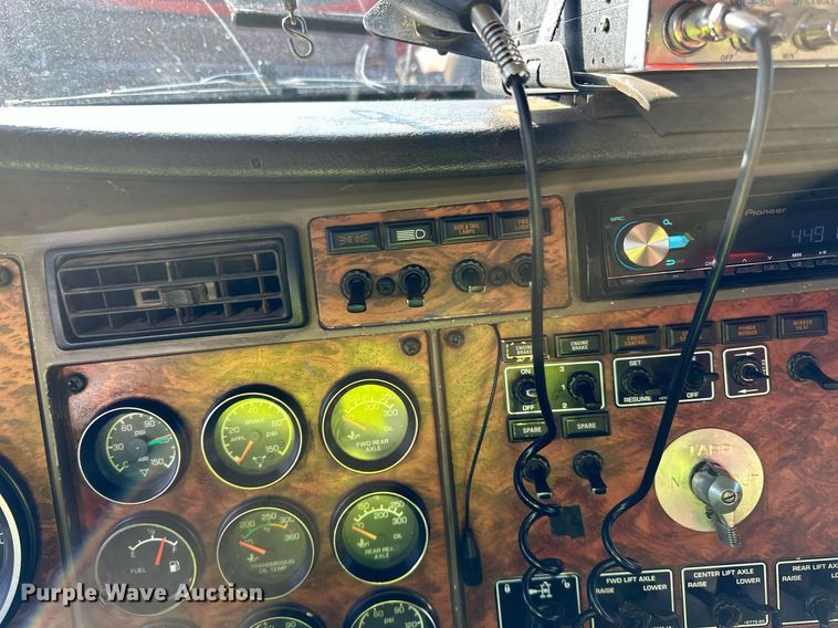 image for item DO3175 2002 Kenworth  T800 dump truck