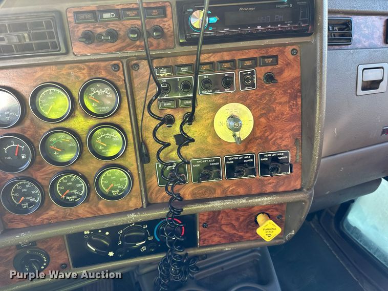 image for item DO3175 2002 Kenworth  T800 dump truck