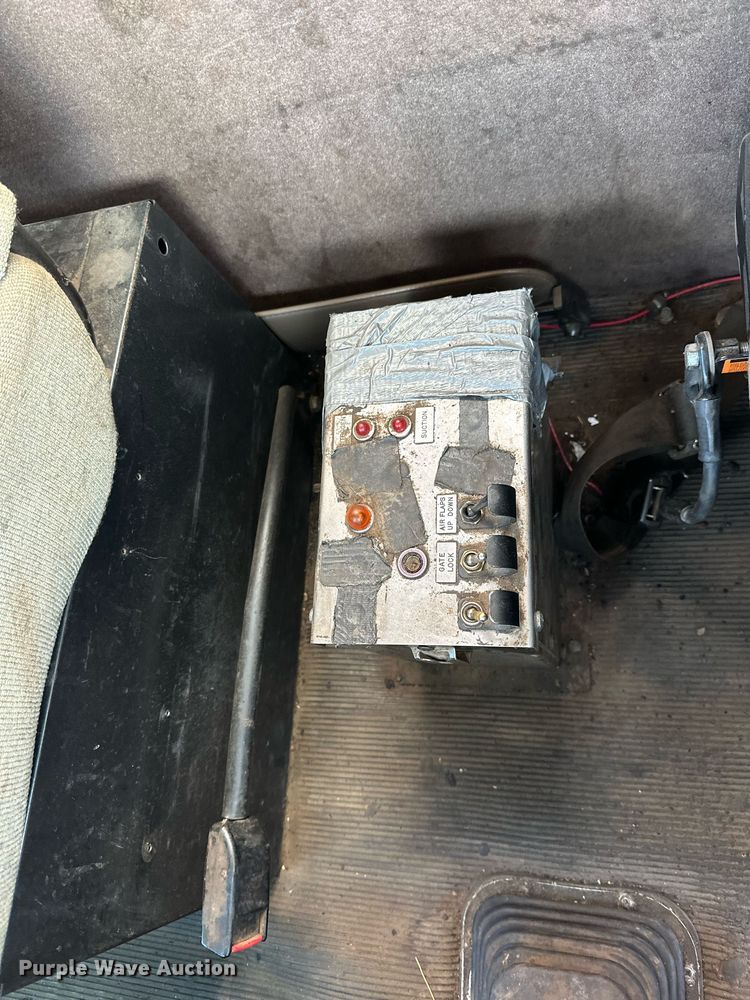 image for item DO3175 2002 Kenworth  T800 dump truck