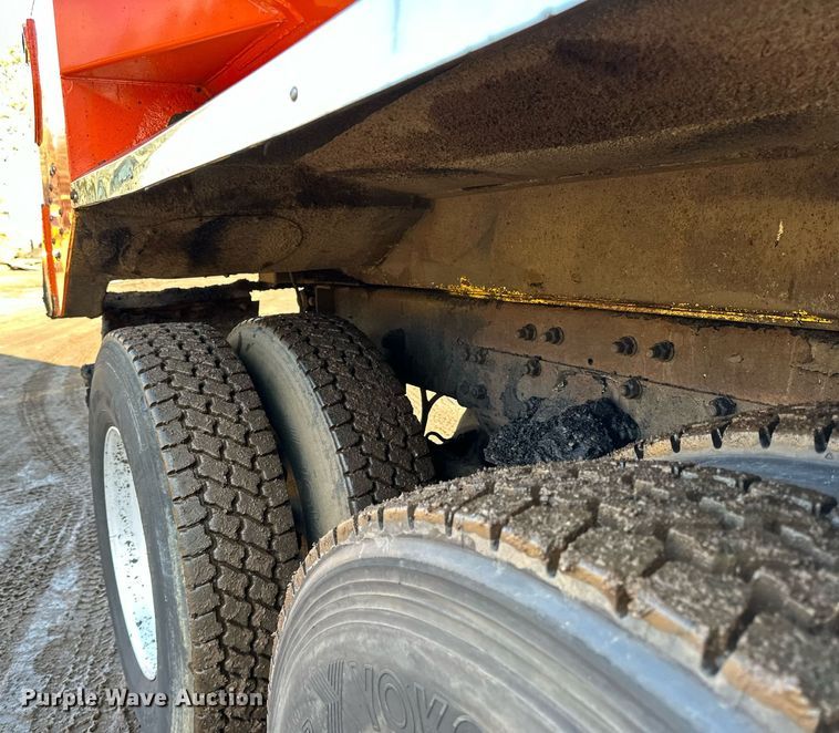 image for item DO3175 2002 Kenworth  T800 dump truck