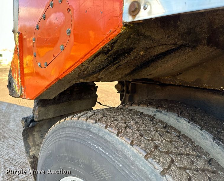 image for item DO3175 2002 Kenworth  T800 dump truck