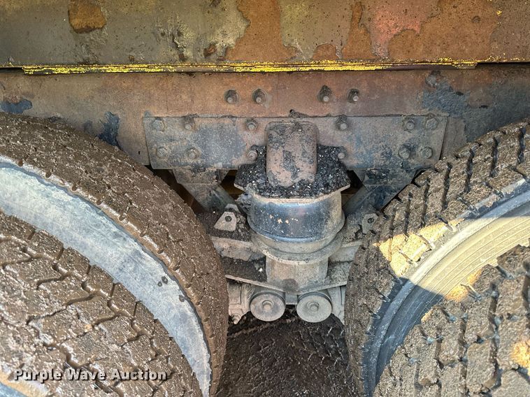 image for item DO3175 2002 Kenworth  T800 dump truck