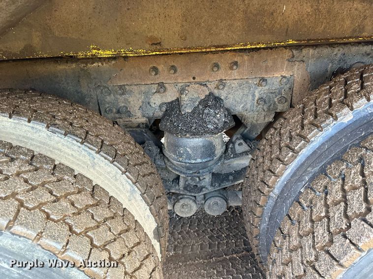 image for item DO3175 2002 Kenworth  T800 dump truck