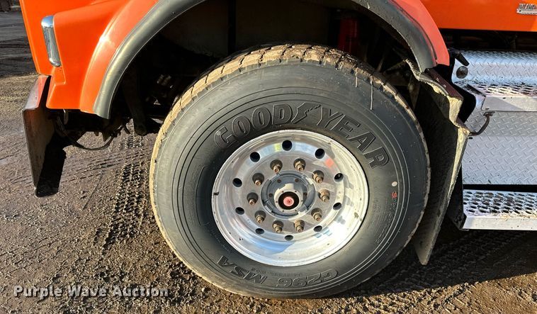 image for item DO3175 2002 Kenworth  T800 dump truck