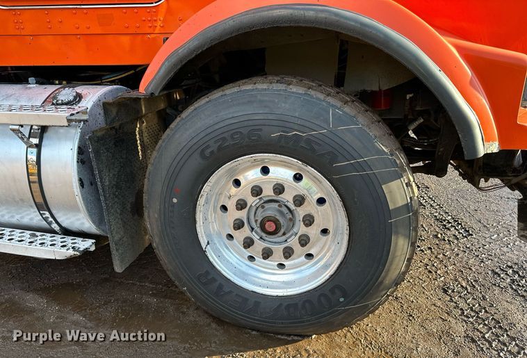 image for item DO3175 2002 Kenworth  T800 dump truck