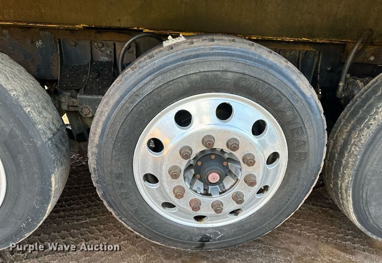 image for item DO3175 2002 Kenworth  T800 dump truck