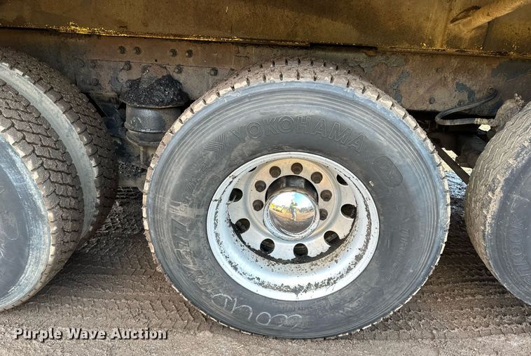 image for item DO3175 2002 Kenworth  T800 dump truck