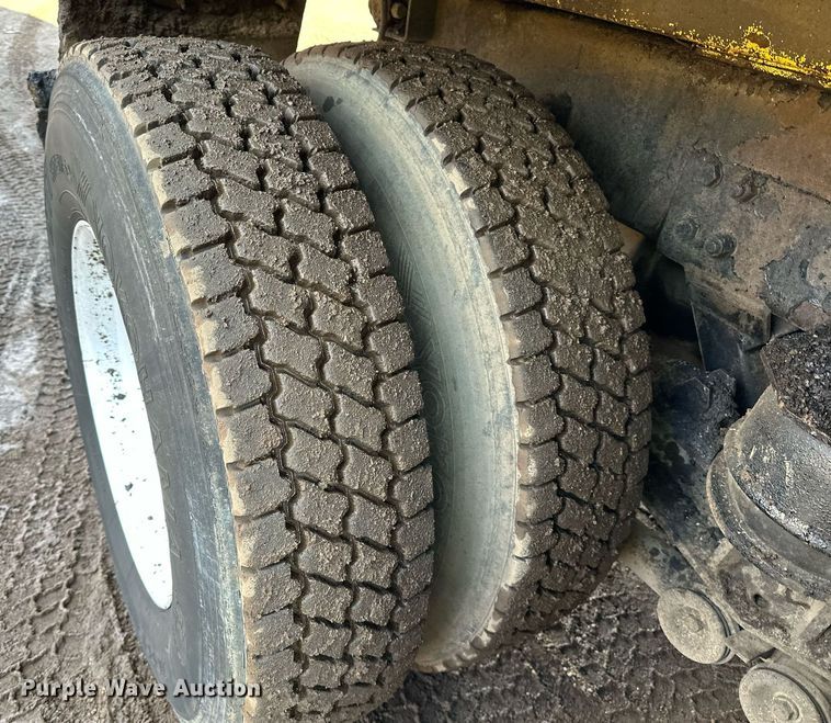 image for item DO3175 2002 Kenworth  T800 dump truck