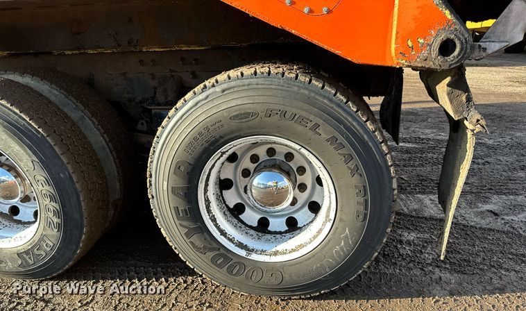 image for item DO3175 2002 Kenworth  T800 dump truck